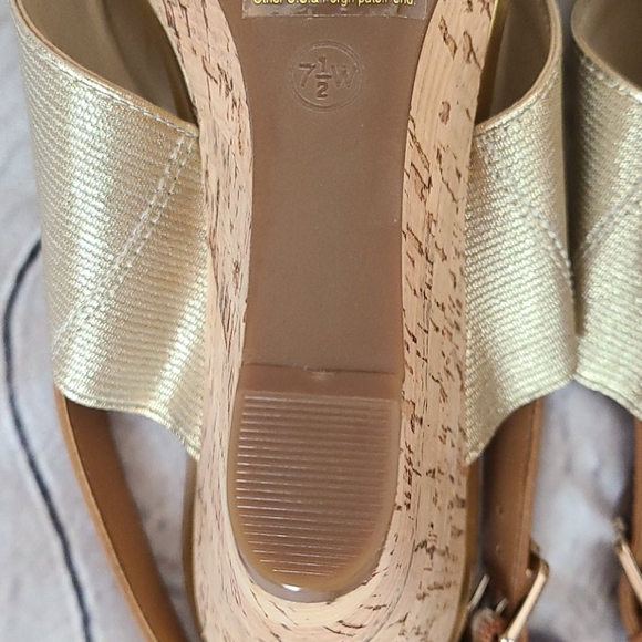 Isaac Mizrahi gold wedge sandals, 7.5W - Picture 13 of 15